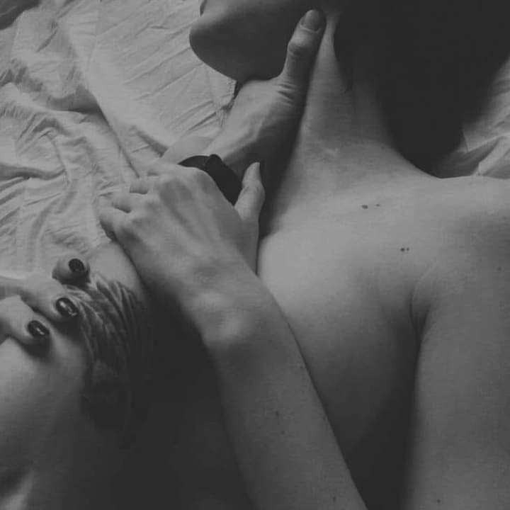 Esta noche despertaré tus deseos incontrolables... Besando tu desnudez, acariciando y recorriendo todo rincón que necesite ser humedecido con mi lengua... Suplicando tu sexo hasta desfallecer sobre mi.

#LetrasConDeseos
#EroticoAquelarre
#UnaPlumaYUnDesvelo