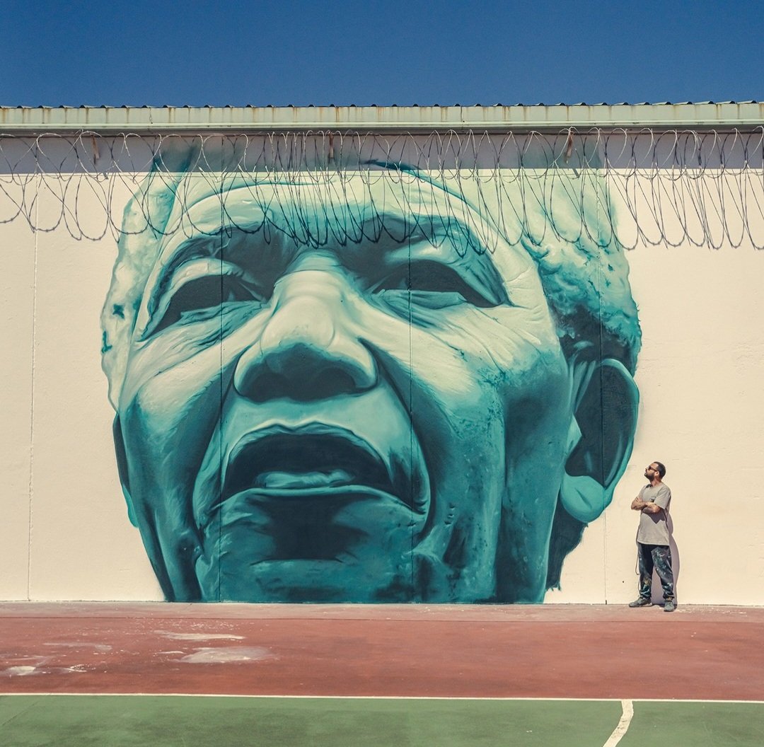 Tribute to Nelson Mandela by Spanish Mon Devane in Teixeiro A Coruña, Spain (2023) #mondevane #lamolinastreetart | photo via artist mysl .nl/nmUn