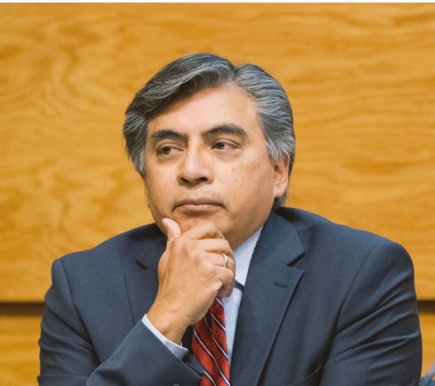 JACrespo1's tweet photo. En la campaña 2018, Amlo se rodeó de personajes moderados y sensatos para convencer a empresarios y clases medias, para dar la imagen de que él también sería moderado y aterrizado.
 Muchos cayeron en la trampa. 
Ya en el poder, Amlo nunca les hizo caso, y a muchos los maltrató. Y adoptó medidas radicales y poco realistas. 
Claudia repite el engaño, incluso con algunos de los mismos personajes (que se prestan a repetir la farsa). Ayer fue Germán Martinez (hoy muy crítico del obradoriso), hoy es Javier Corral (antes muy crítico del obradorismo). 

Y los ideólogos obradoristas dicen que Claudia será  moderada y sensata (lo mismo que decían de  Amlo). 
¿Les van a creer de nuevo? Espero que no, pero 
Muchos sí, pues buscan ser engañados con sueños y utopías.
 El realismo no les gusta.