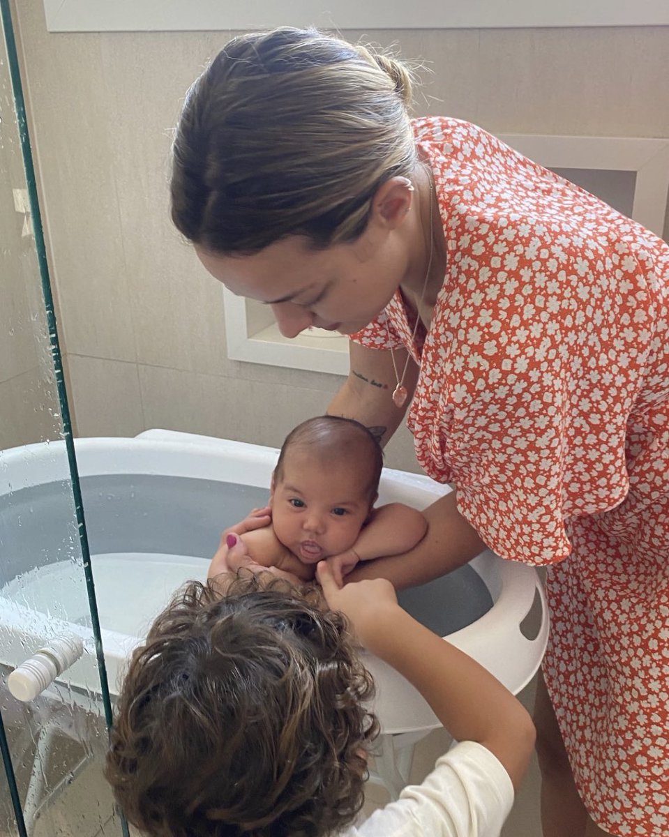 se conformem com essa fotinha da Carol dando banho na Mavie ❤️✨