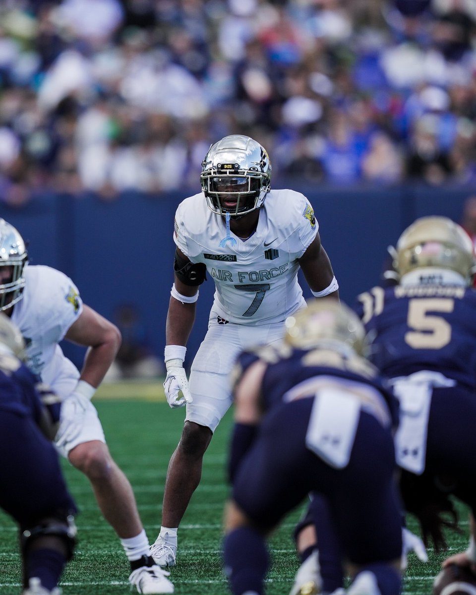 Trey Taylor will receive the Defender of the Nation award tonight during the Bronko Nagurski Trophy Banquet!

Tune into the banquet using this link ➡️ youtube.com/live/vnX8r6RBm…