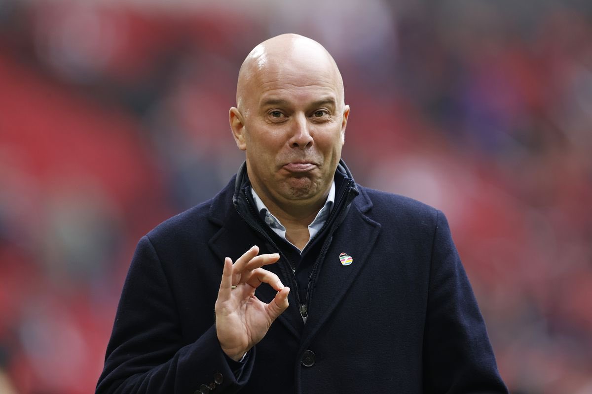 CFCPys's tweet photo. Revealed: Todd Boehly picked Arne Slot up in a private jet for talks about managing Chelsea last summer, Slot decided to stay, Chelsea instead went for Mauricio Pochettino. (@MikosGouka @FootballOranje_) #CFC https://t.co/Tfw9w00BfT