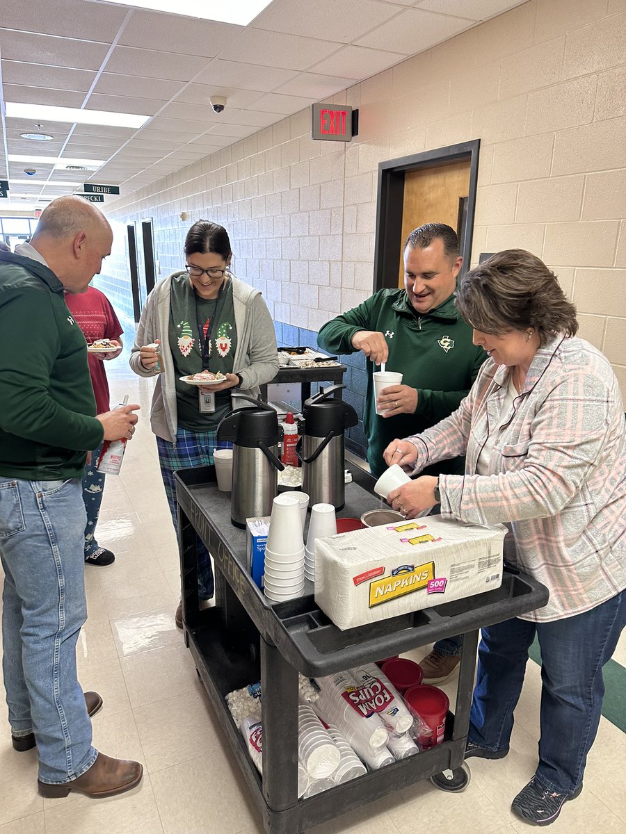 The Sunshine Cart was a success with homemade goodies! We LOVE our teachers and all that they do for our students and campus! #LifeIsBetterAtTheLake #TogetherWeThrive @CLHSPrincipal @Markkershn16466 @AlexHigbyCLHS @Ms_Raabe @DrChapmanCISD @cisdnews