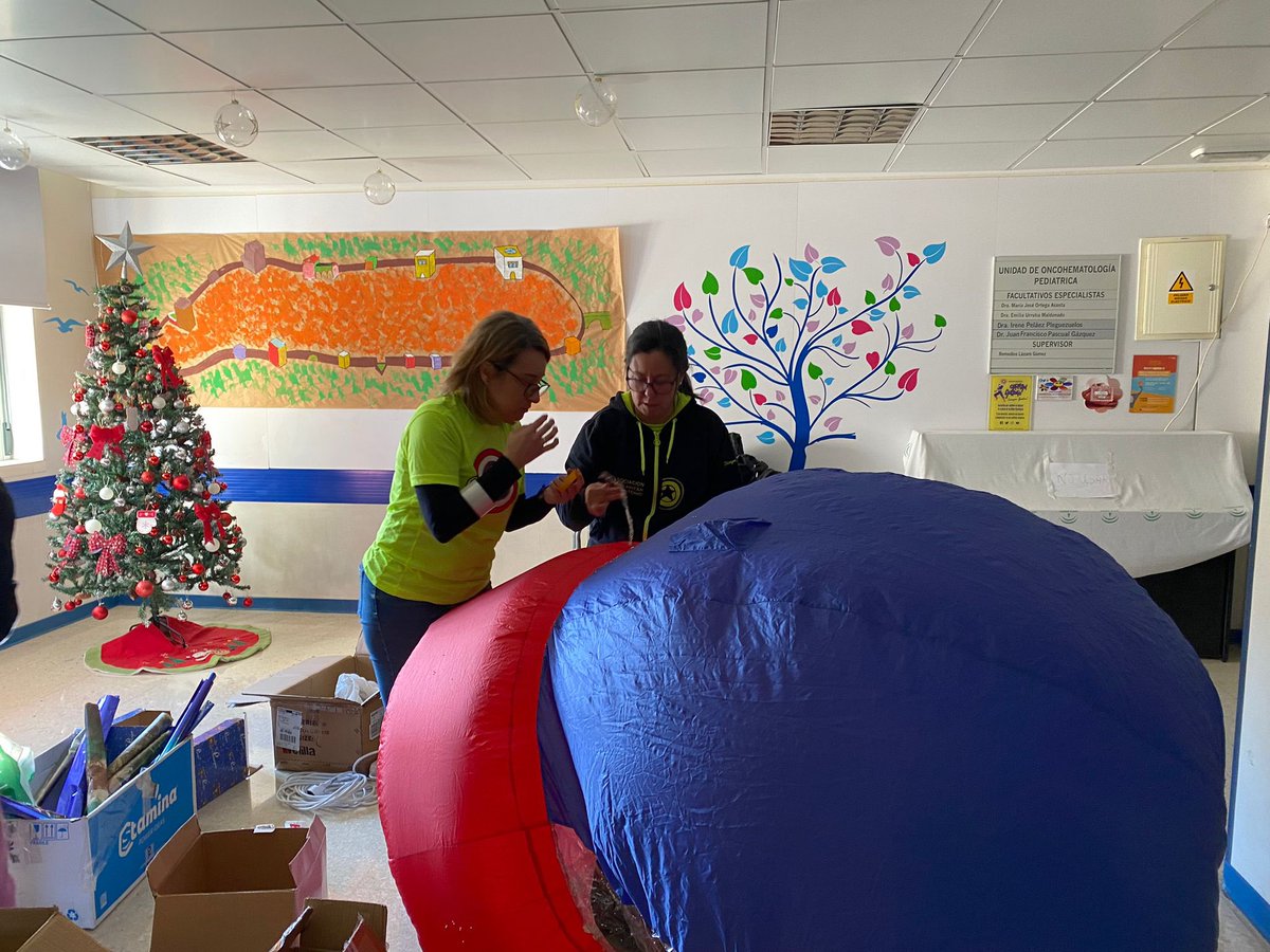 🎄Llegó la navidad al Maternal. 🎅 Este año montamos nuestros Belenes y Árboles en Cirugía Pediatría y en nuestra 7ª planta de Oncología. 🙏 Gracias al @hospital_hvn por la predisposición y gracias a nuestras capitanas por hacerlo posible. #NavidadEnElMaternal #CapitánAntonio