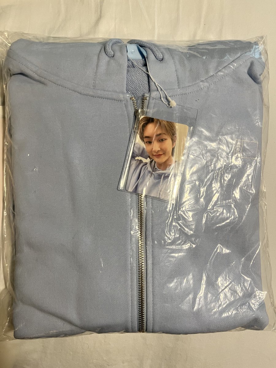 8kyeom's tweet photo. apologies for the belated proof post!! thank you very much for making it possible for me to bring home these “O-NEW-NOTE” goods 🙇🏻🌼💞🥧 happy to have a little piece of jinki’s first at-home solo concert 🥹🤍🩵
@lovelycloudsgos
#lovelycloudsgosfb https://t.co/CLTKSvbMTf
