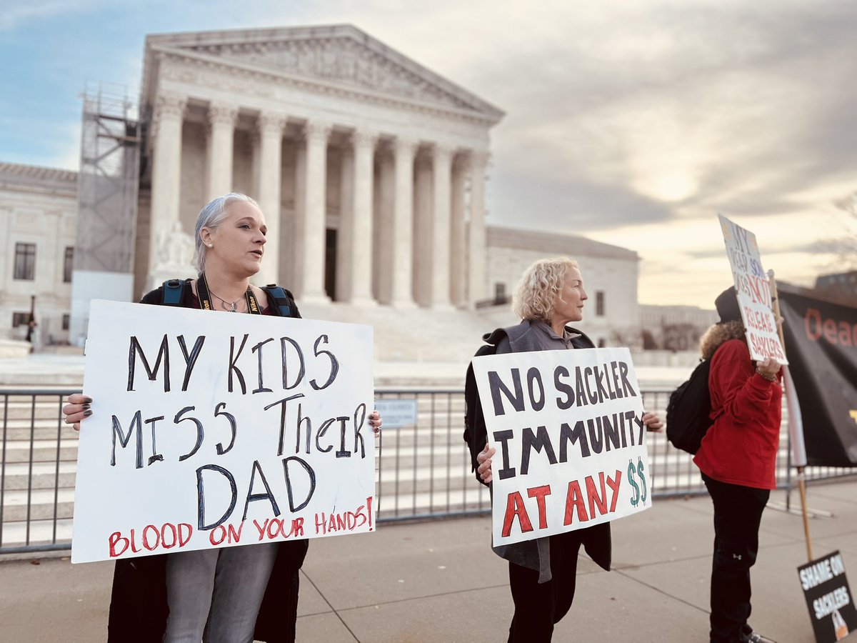 Right now: we’re with Nan Goldin demanding SCOTUS strike down the Sacklers’ sham deal that lets corporations escape liability for the harms they cause. Families who lost loved ones to overdose are asking for the true restitution & accountability they deserve. #SacklerReleases