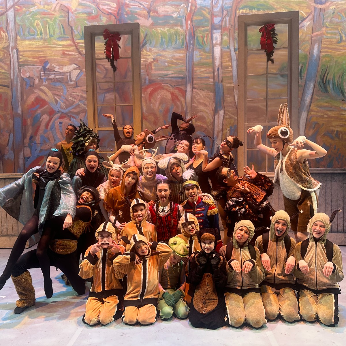 JorgenDance's tweet photo. #Nutcracker #Canadian, Sleighs again in Hamilton!🎄🇨🇦 @atthecore
Thank you to our Chairs for their major contributions💚❤️
THIS WEEKEND:📍@MeridianTCP
Dec. 16 @SaultCTC
🎟️🔗in bio!!!
📸#BalletJorgen company & Hamilton #LocalParticipants, Chair Members & Bengt Jörgen C.M. https://t.co/xWO7Y1gORd
