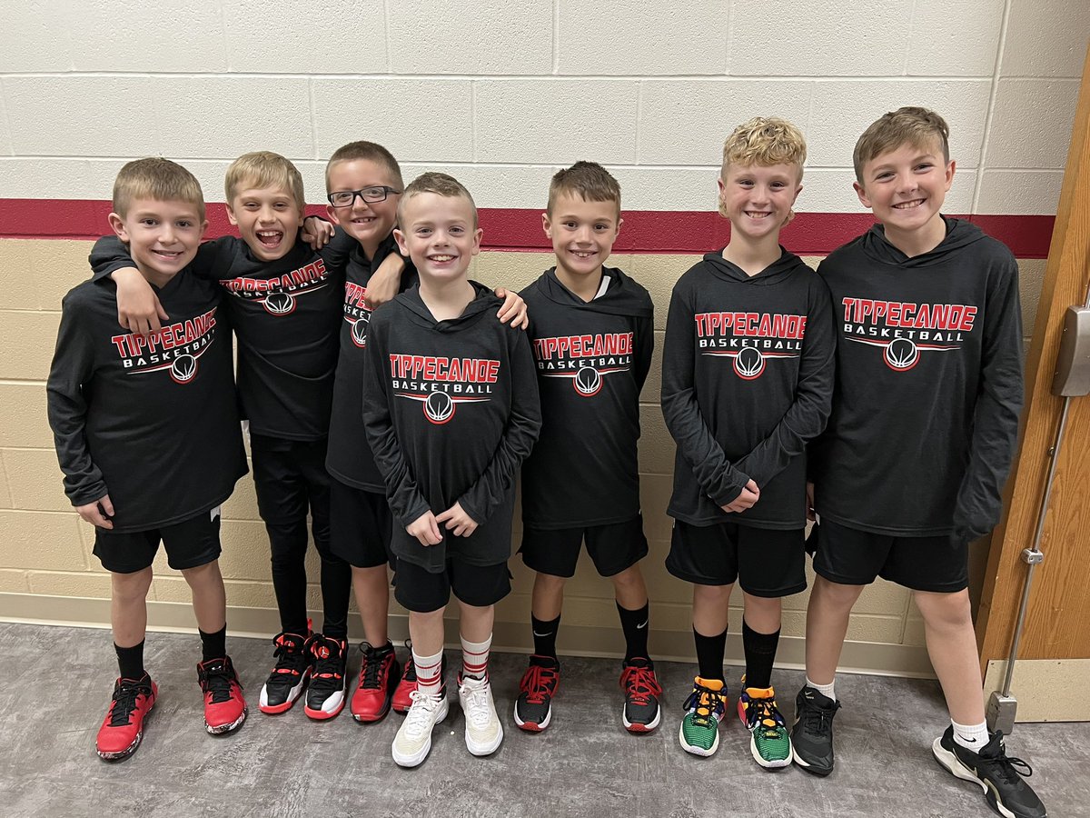 Third grade basketball boys had fun at the boys high school game 🏀