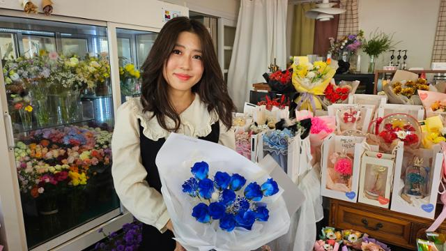 tang__kira's tweet photo. Switch career menjadi florist.
Pindah ke pedesaan..
Akhirnya menikmati hidup...

im Hyobaek adalah kisah sukses pemerintah Mokpo yang memberikan investasi untuk mengajak orang-orang kota Seoul kembali ke pedesaan.

Sebelumnya, Im Hyobaek telah menghabiskan sepuluh tahun di Seoul berjibaku belajar & kerja kantoran.