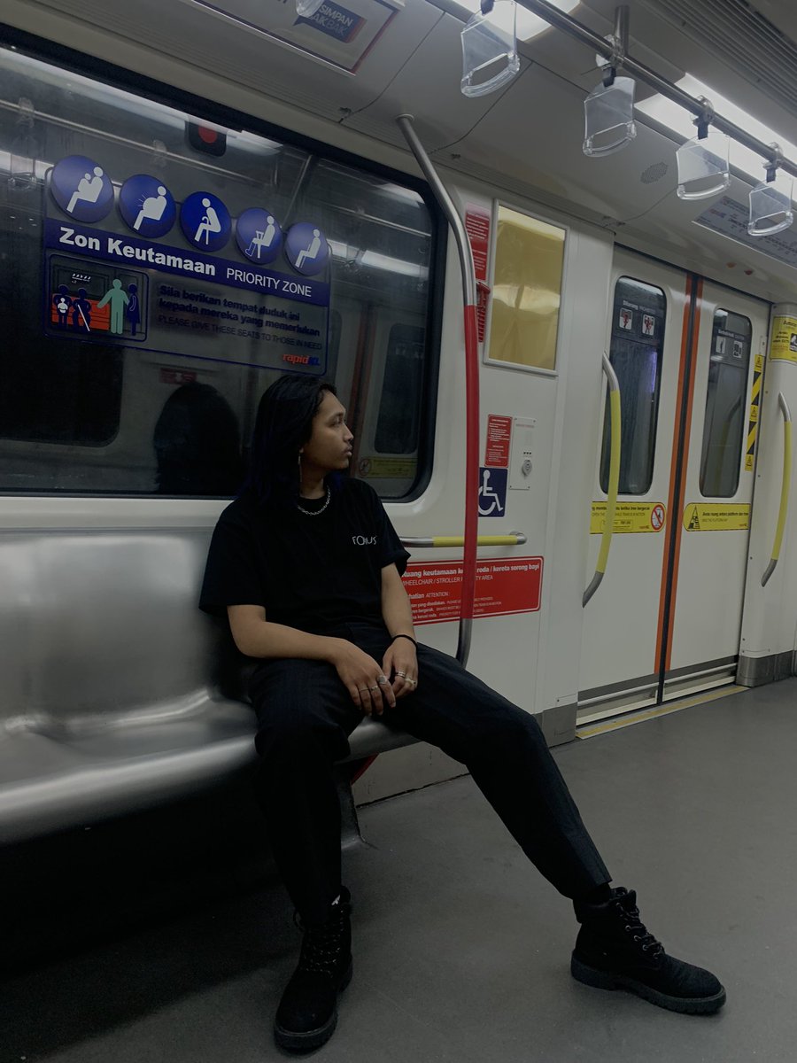 janeelehaaaa's tweet photo. KL TRIP 🖤 https://t.co/8DF8bP5z7D