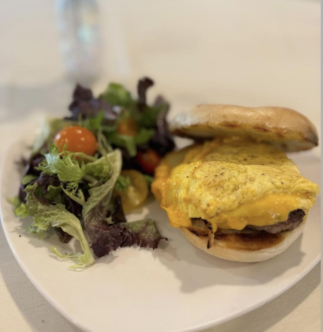 Garlic butter bagel with sausage, topped with a cheesy scrambled egg, and served with a house salad!

#bagel #butterbagel #scrambledegg #cincinnati #catering #orderonline