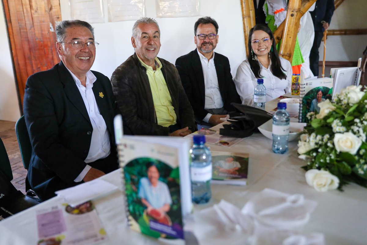 SENAComunica's tweet photo. #AEstaHora 

Asociaciones campesinas y directivas SENA se reúnen en CEDEAGRO, Duitama (Boyacá)📍 para el lanzamiento de la Mesa Sectorial de Economía Campesina 🥕👩🏽‍🌾,🧵👇 https://t.co/Lg1I6WYPq0