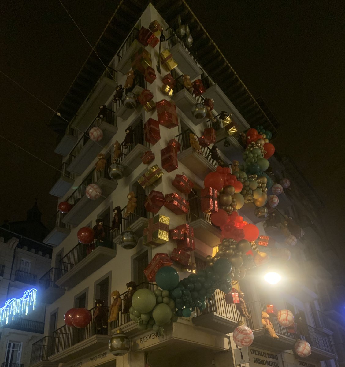 zaldieroa's tweet image. Iruñeko dekorazio hau Adimen Artifizialarekin diseinatua dagoela dirudi.  #TheHorror