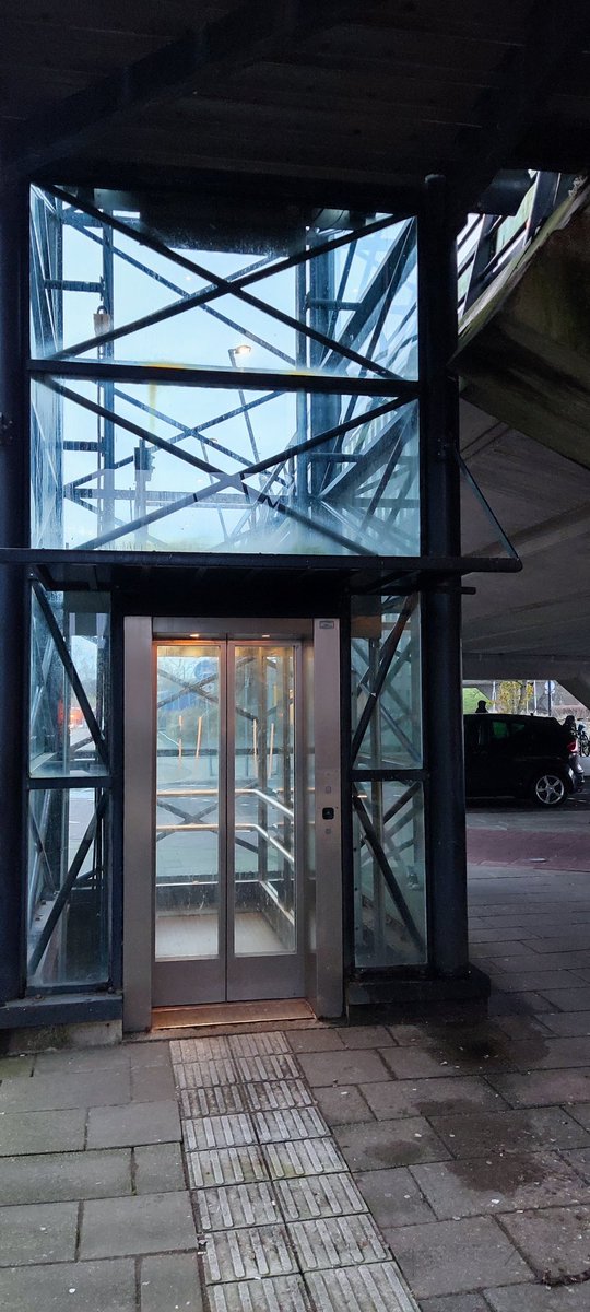 sandervdraadt's tweet photo. Beste @ProvincieNH de lift bij halte spaarnepoort aan kant van ziekenhuis is al weken kapot. Nu ook de roltrap en de lift van het @spaarnegasthuis kapot is wordt het voor #mindervaliden wel erg lastig. @liftmelder kunt u nog uw #lift laten maken https://t.co/CCLEVFUHtR