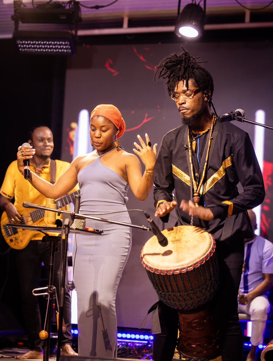 SoleilTafa's tweet photo. Depi w fè mizik ak atis sa yo, ou pa dwe al nan espektak yo, y ap fè w monte sèn nan vin chante bay 🥹😂.
#MizikLakayAnNou #MLAN #CentreCulturelCaraïbes #AboutLastNight
cc @PTanbou @CiscoLafrance
📷 @amazan_charly https://t.co/yHlx7pzilf
