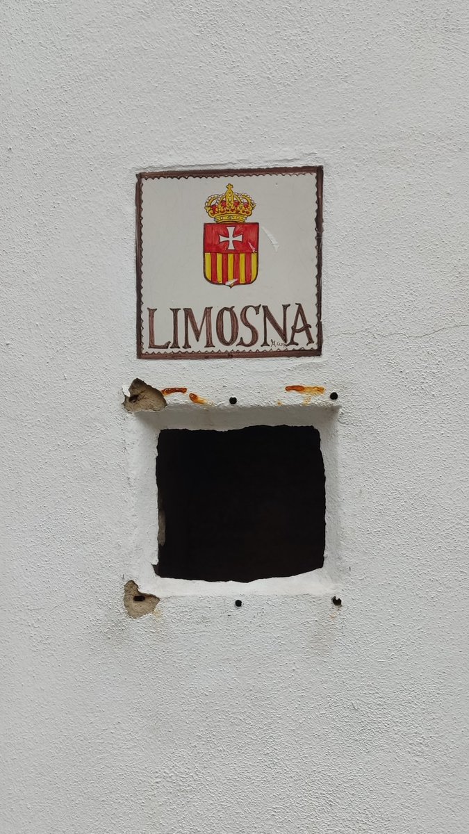 sevillaclick's tweet photo. Parece que alguien se está dedicando a reventar los cepillos de las calles del Centro... #vandalismo #Sevilla #SevillaHoy https://t.co/9rtv4xOGWk