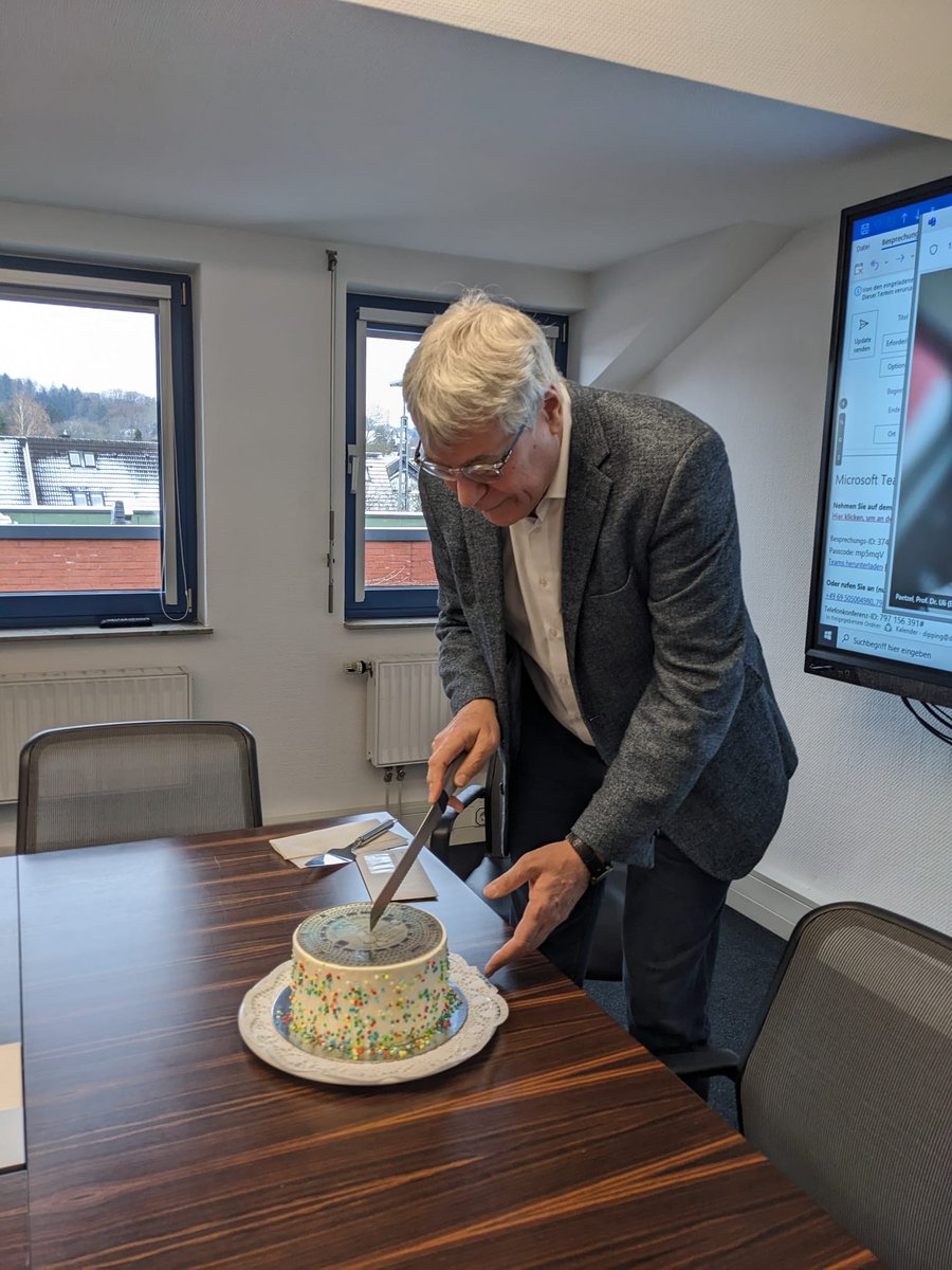 Für den großen #Kanaldeckelliebhaber @lohaus_johannes gab es zum 35jährigem Firmenjubiläum natürlich eine passende Torte! #wasserwirtschaft #kanaldeckel #dwa