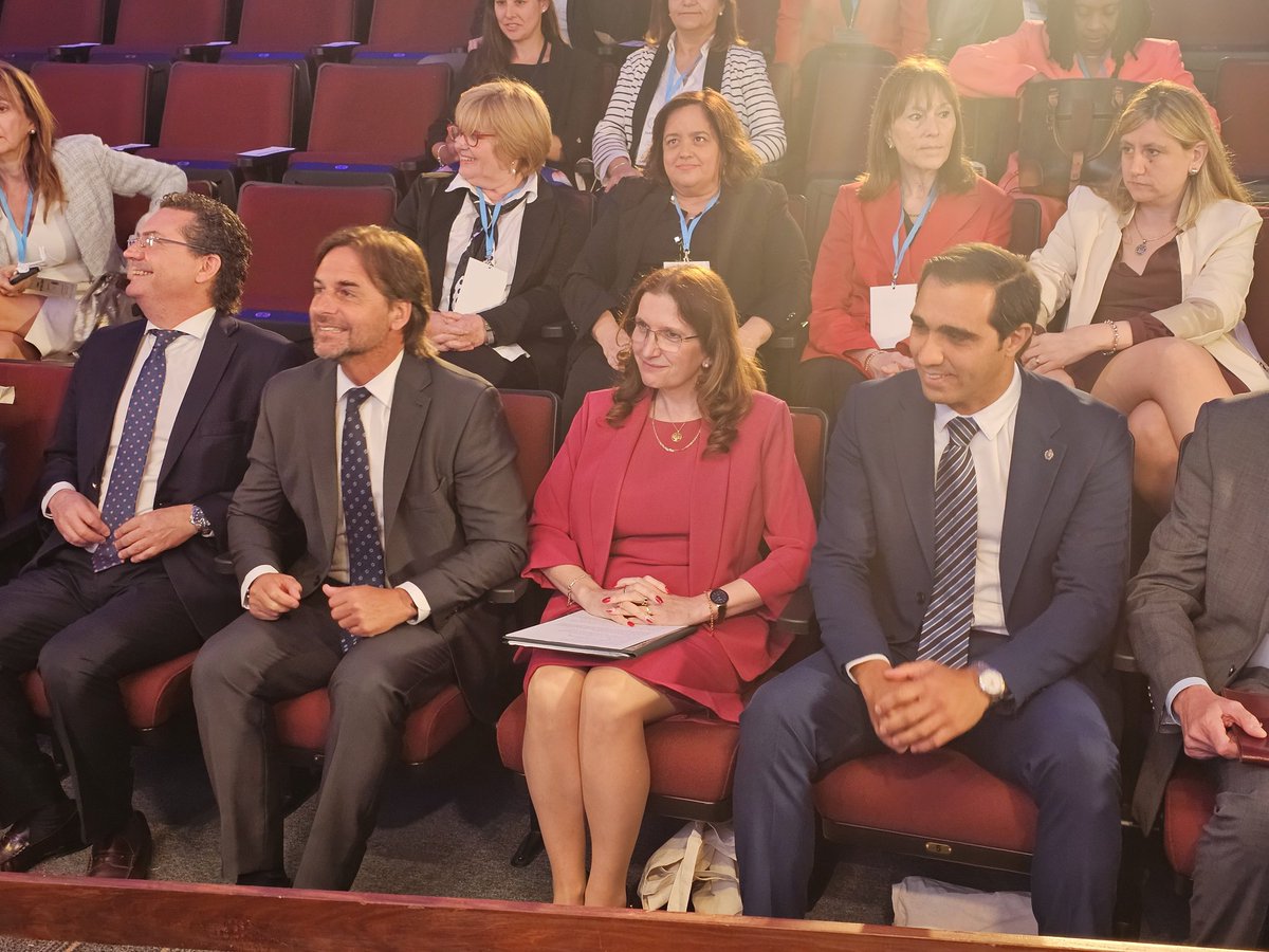 <a href="/DirOPSPAHO/">Jarbas Barbosa</a> <a href="/JaimeSaavedra22/">Jaime Saavedra</a> <a href="/el_BID/">Banco Interamericano de Desarrollo</a> <a href="/karinarando/">Dra. Karina Rando</a> Se realiza la apertura oficial del Foro Regional: alianza por la Atención Primaria de Salud en las Américas (#AxAPS) con la presencia del presidente <a href="/LuisLacallePou/">Luis Lacalle Pou</a>, la ministra <a href="/karinarando/">Dra. Karina Rando</a> y <a href="/DirOPSPAHO/">Jarbas Barbosa</a>.