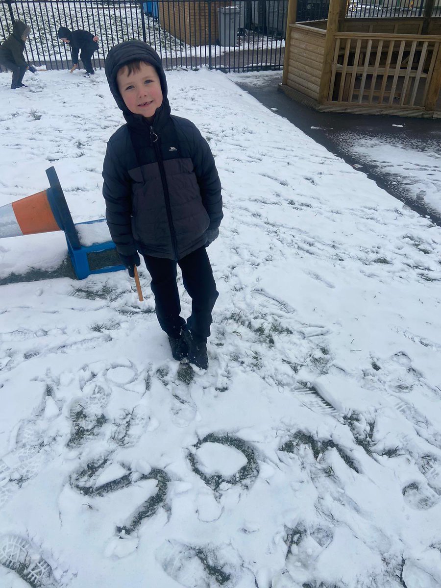 Primary 2 and 2/1 had fun in the snow today practising their tricky words! ❄️