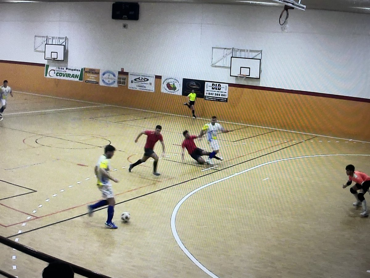 FS_Alberche's tweet photo. Hay cosas contra las que no se pueden luchar…

1- Penalti en contra

2- Segunda amarilla perdonada (nos dice que ambos jugadores se encaran)

3- Amarilla a nuestro jugador (el de rojo)

4- Roja directa tras una agresion, en la que enseña la amarilla https://t.co/4CTmZBgU83