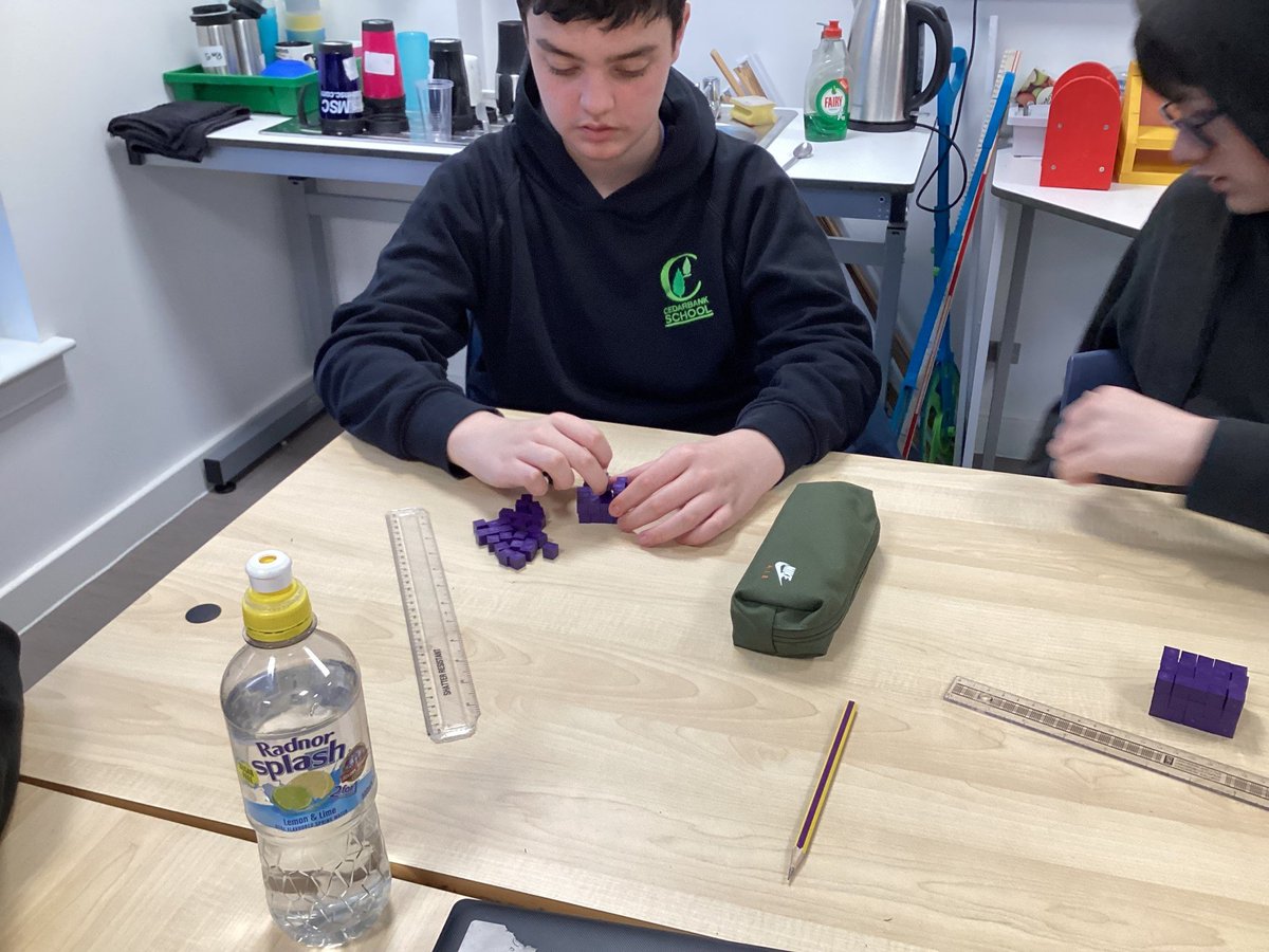 CedarbankSchool's tweet image. 3A investigating how to calculate volume using 1cm blocks. #successfullearners #problemsolving  #practicalmaths