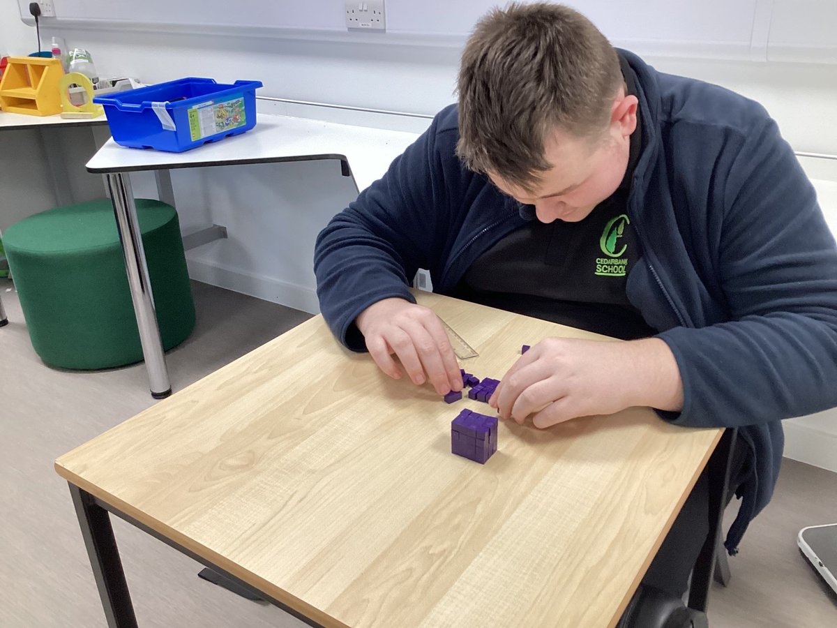 CedarbankSchool's tweet image. 3A investigating how to calculate volume using 1cm blocks. #successfullearners #problemsolving  #practicalmaths