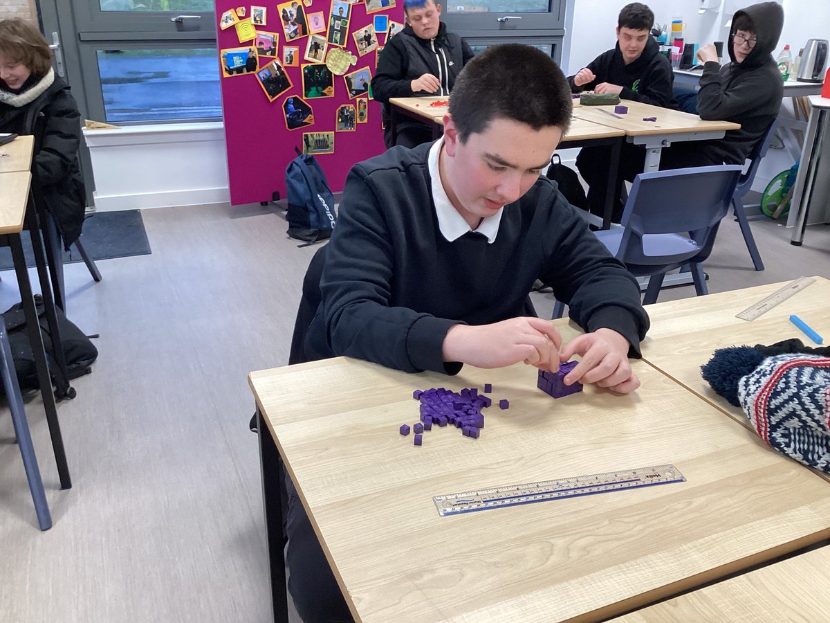 CedarbankSchool's tweet image. 3A investigating how to calculate volume using 1cm blocks. #successfullearners #problemsolving  #practicalmaths