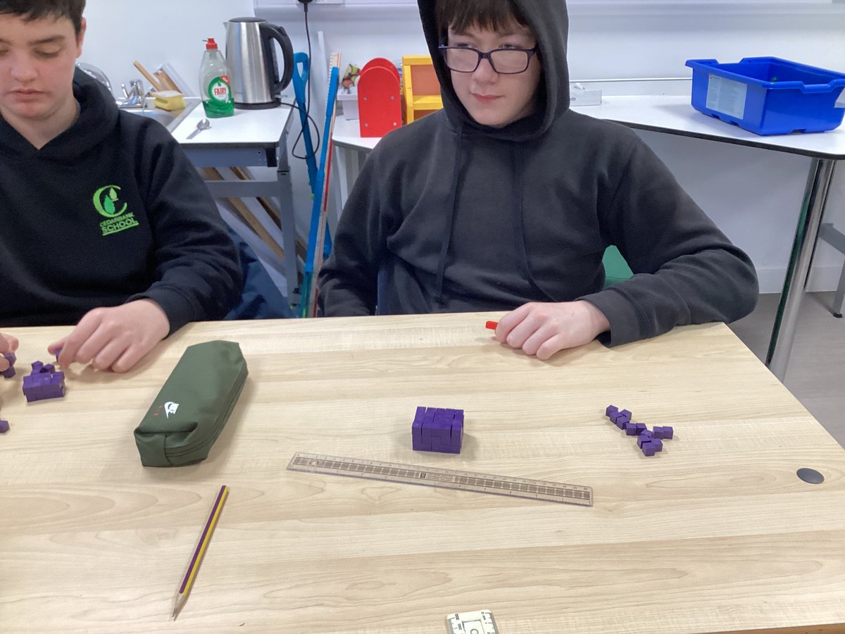 CedarbankSchool's tweet image. 3A investigating how to calculate volume using 1cm blocks. #successfullearners #problemsolving  #practicalmaths
