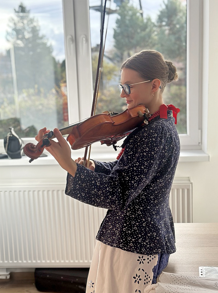 W Ośrodku Społecznik odkryliśmy magię strojów i tańców Żywiecczyzny! Inspirująca lekcja z haftami i folklorem - okno na bogate dziedzictwo kulturowe. 💃👗 #TradycjaŻywiecka #Społecznik