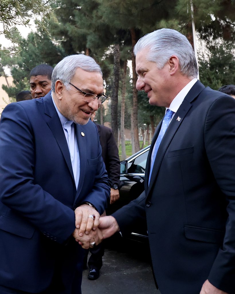 DiazCanelB's tweet photo. Muy grato visitar el Instituto Pasteur de Irán. Su exitosa experiencia con el @FinlayInstituto en la producción conjunta de vacunas contra la Covid-19 es un ejemplo a seguir. Tenemos el compromiso de afianzar los nexos que nos unen, en función del bienestar de nuestros pueblos. https://t.co/RQ0op2wlIs