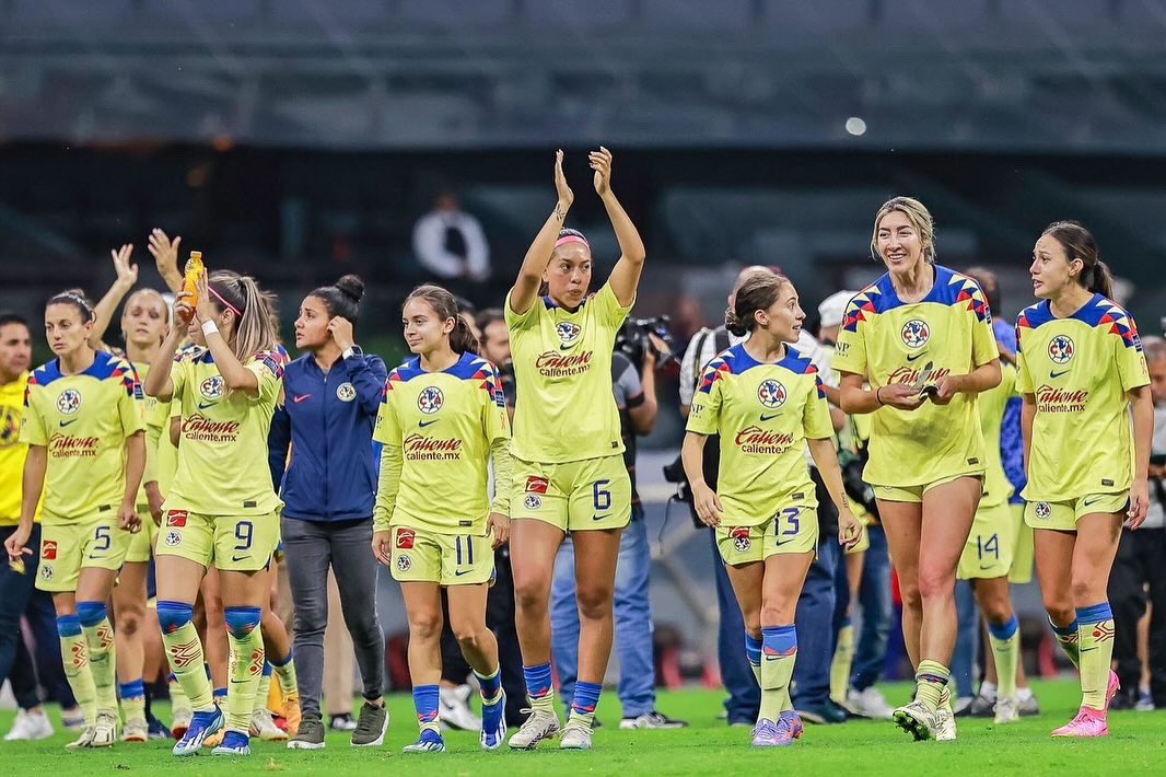 Junt@s 🟡🔵🦅 Volveremos más preparadas Volveremos a sentir Volveremos a volar Y lo haremos junt@s. @AmericaFemenil @ClubAmerica @nikefootball