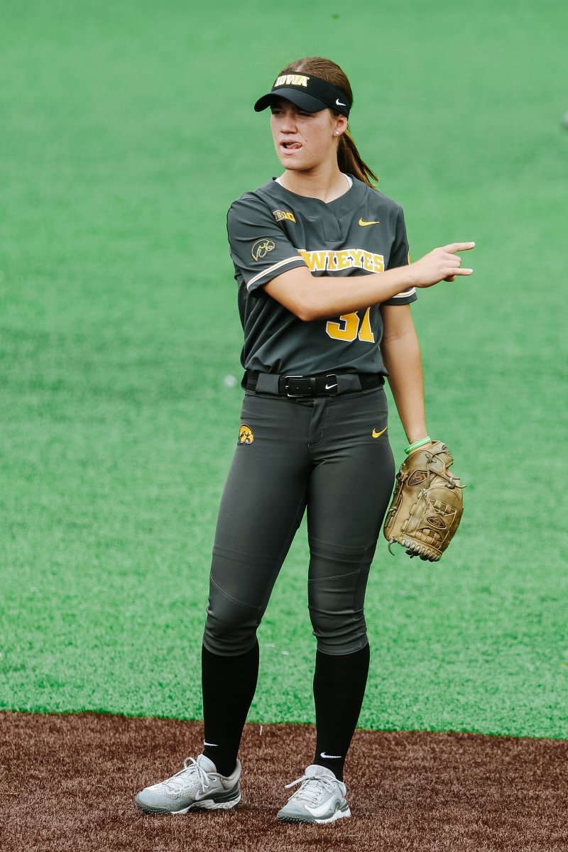 iowasoftball's tweet photo. Wishing @YoungJena a very happy birthday! 🥳

#Hawkeyes https://t.co/z2rvAbI3a4
