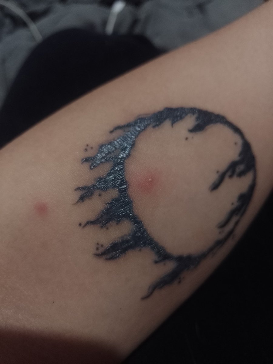 wickedlilgrrl's tweet photo. meu amigo sempre brincava sobre como ele tinha ódio de mim por eu não ter espinha, e ele ter várias. e nós prometemos um pro outro que quem morresse primeiro ia atazanar a vida do outro. 

é assim que está a tatuagem que eu fiz em homenagem a ele: https://t.co/Fpqtjw30ZS