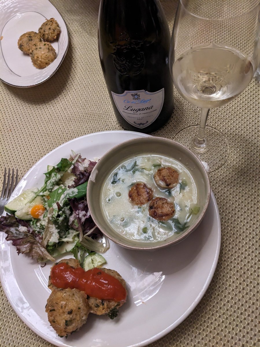 👨🍳🍇 When our vegan chef daughter came to town, we needed something extraordinary! A sip of Lugana, Italy's fine white wine, elevated her mouthwatering creation to new heights. New post vino-sphere.com/2023/12/ca-del…🍷✨ #Lugana #veganCuisine #PerfectPairing @LidlUS @writeforwine