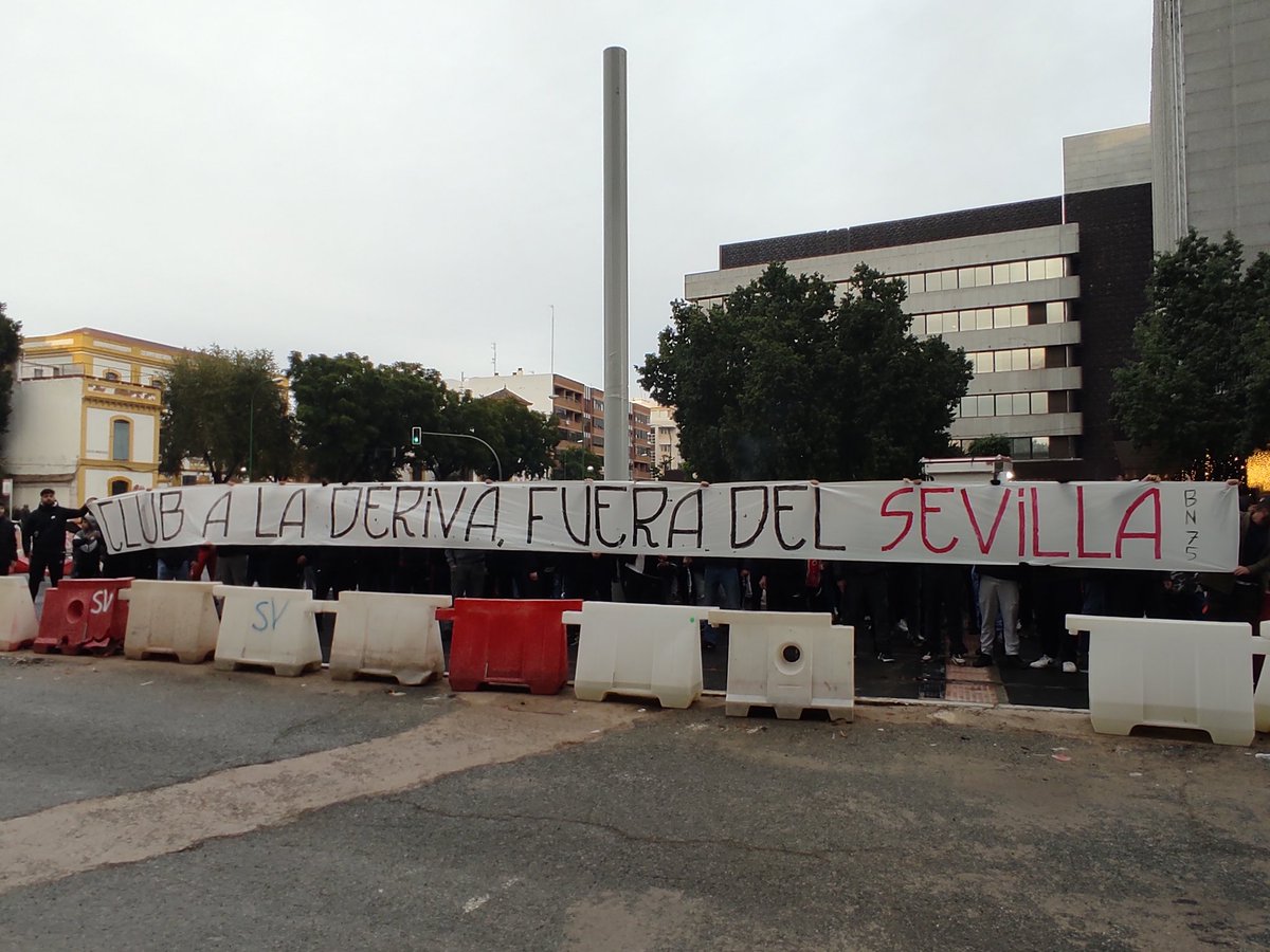 Orgullo_Nervion's tweet photo. 📷 Los Biris llegan al hotel Los Lebreros donde se celebra la Junta de Accionistas del Sevilla FC ⚪🔴 Comienzan las protestas. Vía @MontesdeOcaFran https://t.co/LnnQ7KCd94
