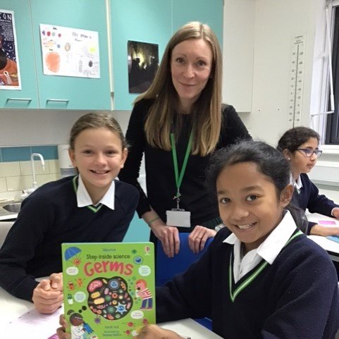 Day 1 of judging @royalsociety #YoungSciBooks @Juniors_WHS 📚 Huge thanks to Miss Sharp who talked to us about first impressions, layout, content, delivery and originality. Amazing @CIEC activities to try too!🖐️ Which book will be our top choice?? @Library_WHS @JuniorHead_WHS