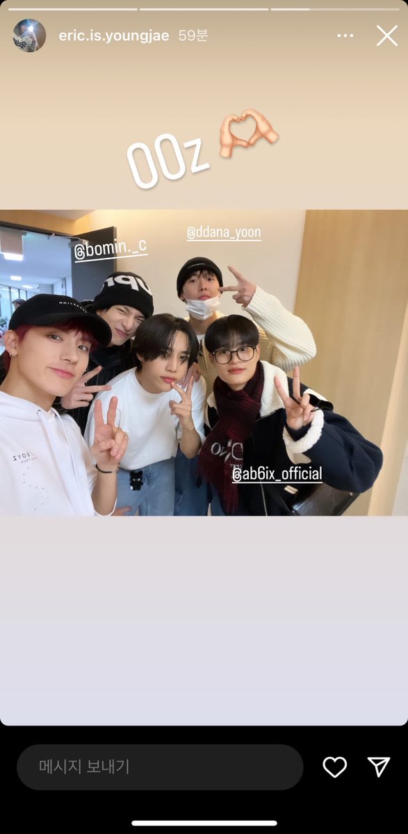 1like1Q5's tweet photo. 더보이즈 단체로 폰트 똑같은 거 씀 ㅠㅠ 
누가 우리 오빠들한테 폰트 바꿀 수 잇다고 얘기 좀 해줘요………………. https://t.co/ELeDYuGE9s