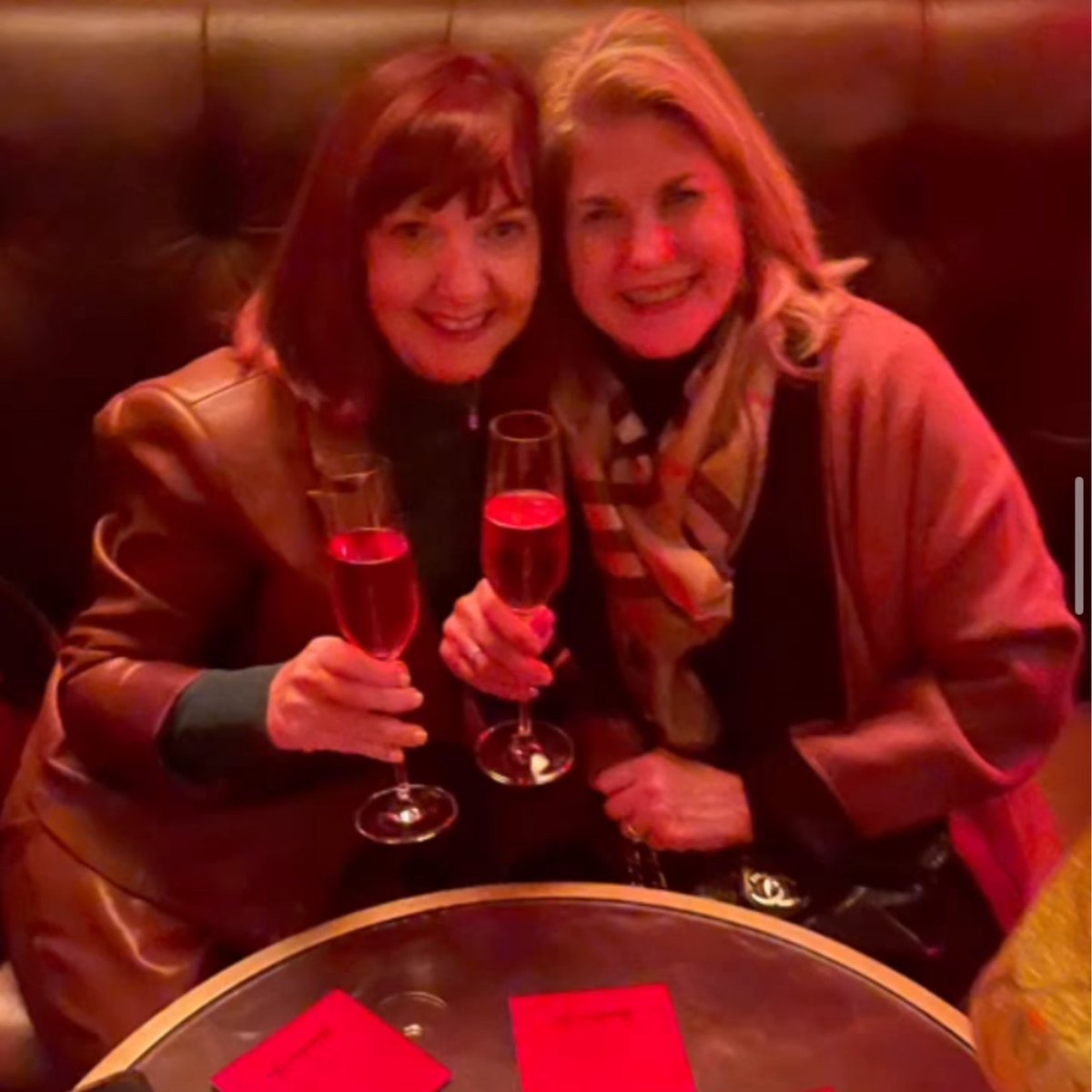 TheKITCHENchat's tweet photo. Cherishing moments and toasts with @_eatwithnancy at the chic champagne bar of @rosewoodcarlyle 🥂✨ https://t.co/CvGElbSFjE