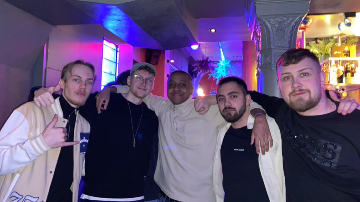 Tror den här bilden summerar gårdagens festligheter ..🥂