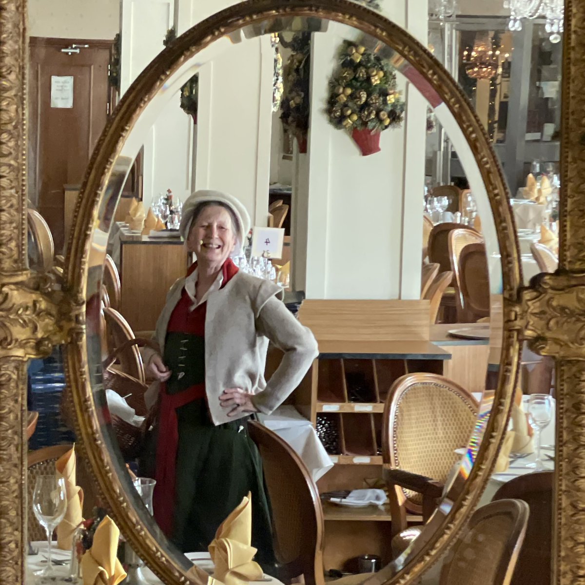 RAGriggsauthor's tweet image. Enjoyed my first Christmas turkey lunch of the year today in Torquay -- well it was Bessie the serving maid really, so none of the calories count do they? 

#Tudor #historytalks