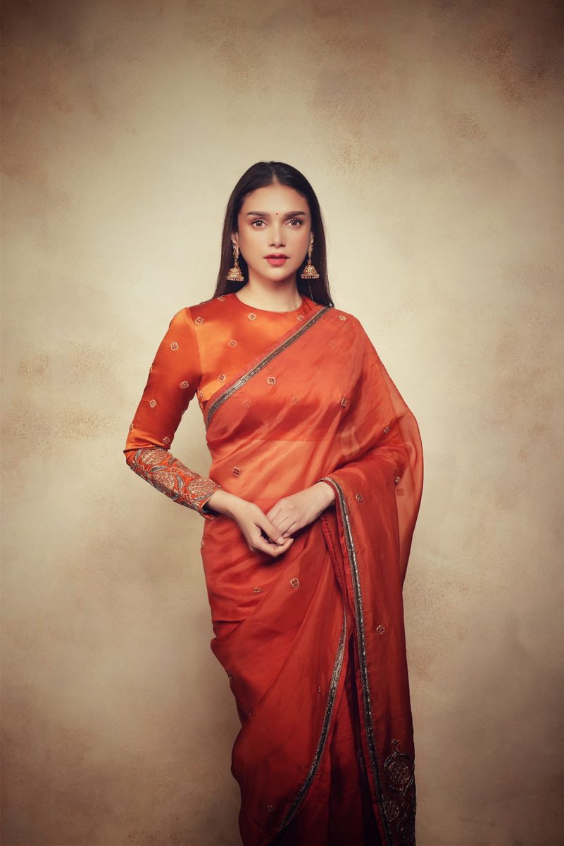 UrbanAsian's tweet photo. .@aditiraohydari sizzles in #Orange saree, wins #GoldenIcon performer award! https://t.co/XdEldOjG67 https://t.co/we3EDrz3C7