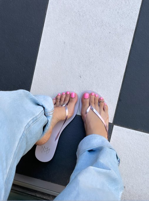 2 pic. Throwback 🩷🥵 I need to bring back pink soon. https://t.co/QxuPRCjIZB