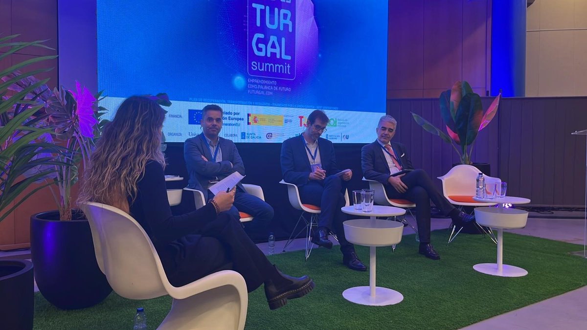 🗣️ O noso director, Julián Cerviño, participou hoxe en <a href="/Futurgal/">Futurgal</a> falando do uso da #IA por parte da Administración: o obxectivo é usar os sistemas de #IA para mellorar eficiencia e eficacia para traballar máis axilmente e personalizando ao máximo os servizos.