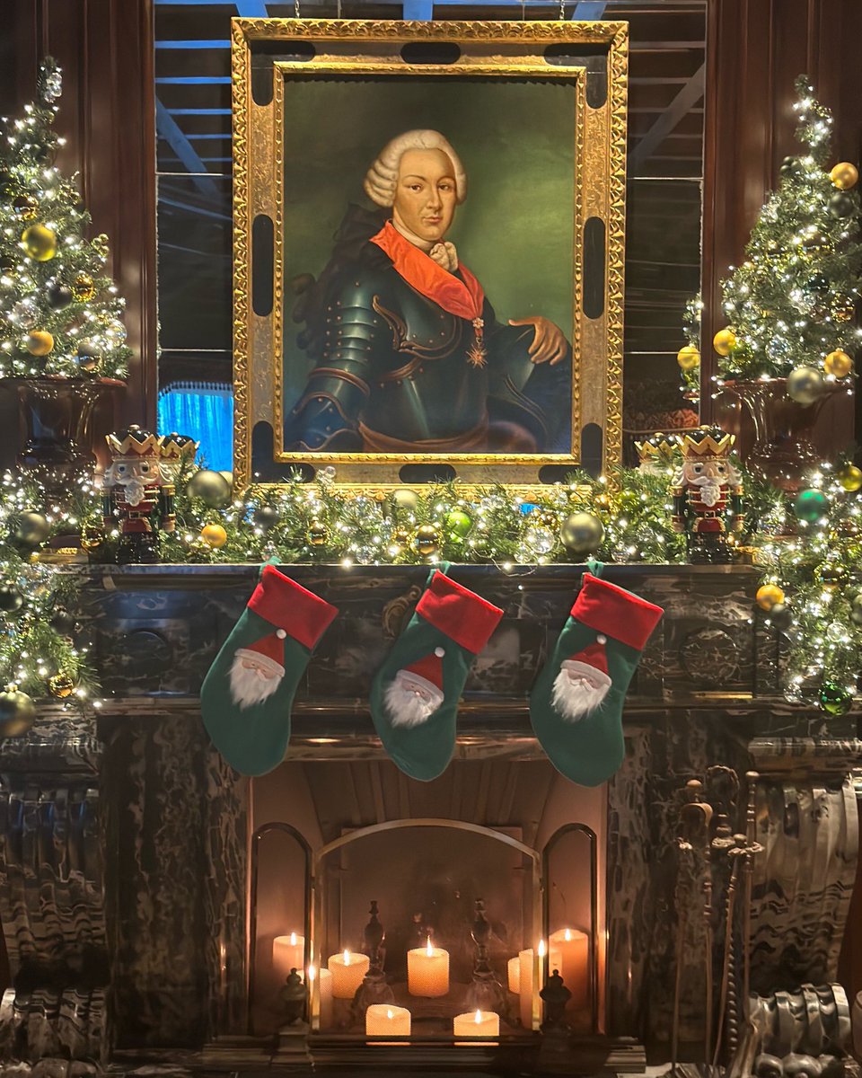 Hang Christmas stockings: check ✔️

#DCmoments