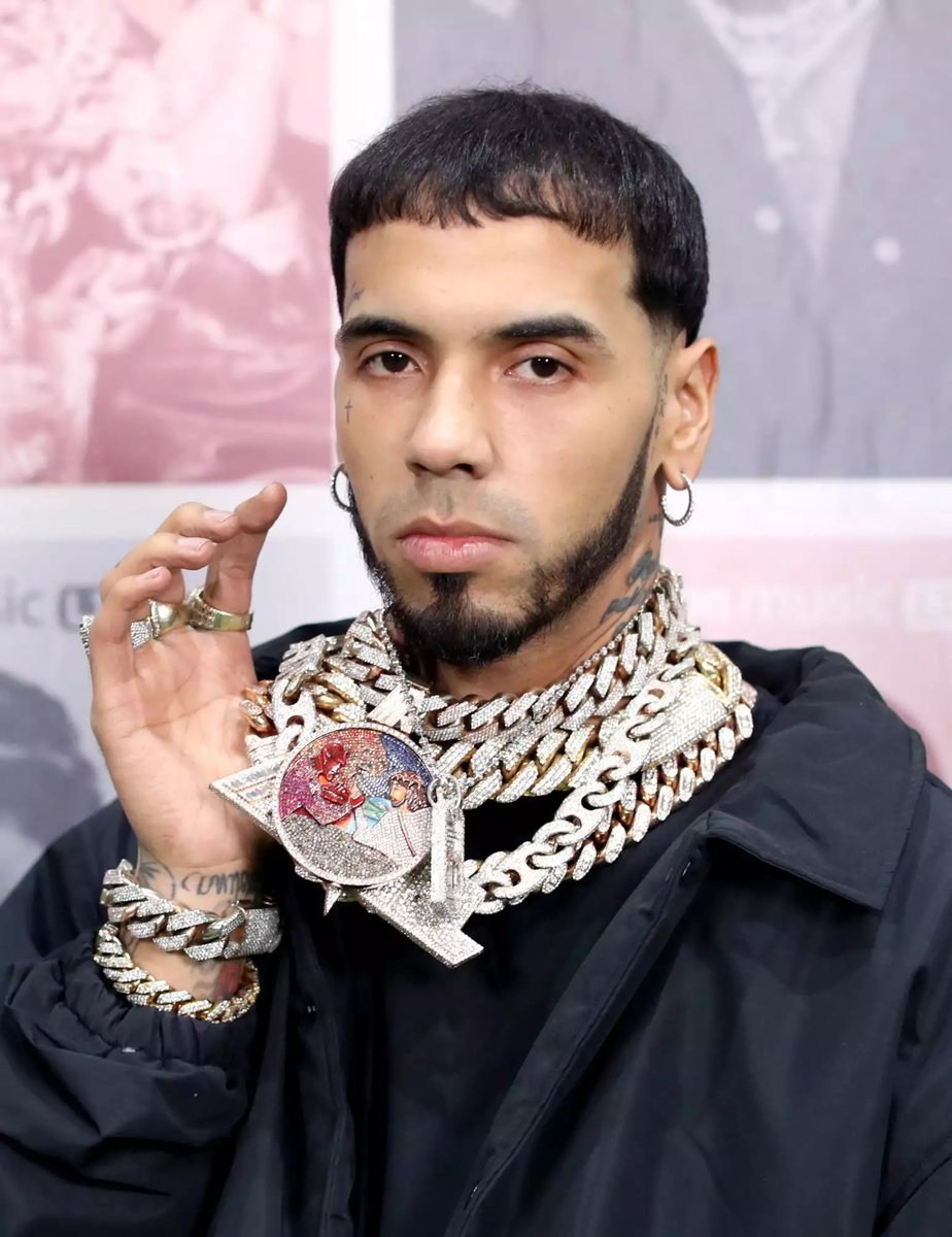 porqueTTarg's tweet photo. "Anuel AA": 

Por sus declaraciones con respecto al autismo y Lionel Messi. 

“El autismo es diagnosticado como una enfermedad por los científicos que quisieron ponerle ese nombre, porque en realidad el autismo… ¡Mira a Messi! Messi es autista y es la persona más influyente del mundo.  

Yo no lo veo como una enfermedad. No conozco a Messi, pero compartí con él unas tres veces y lo primero que yo vi fue a una persona humilde. Yo volví hecho una persona diferente. Ahí es que tu aprendes y dices: ‘wow, con lo grande que es este ser humano, mira la gran humildad que tiene’.  

Cuando ves el corazón que tiene Messi te da hasta vergüenza contigo mismo. Desde ahí intenté ser mejor ser humano. Yo he aprendido mucho de personas con autismo”.