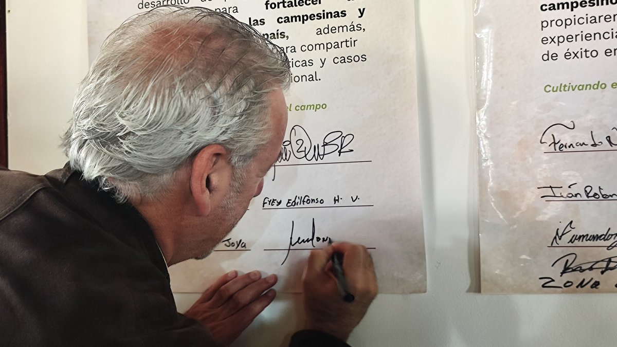 SENABoyaca's tweet photo. Con esta firma el director general #SENA @JorgeELondonoU abre un espacio de diálogo entre el gobierno y la academia para las campesinas y campesinos de Colombia para contribuir con el desarrollo de proyectos acciones e iniciativas para fortalecer las competencias de este sector. https://t.co/Mwwo29vXi5