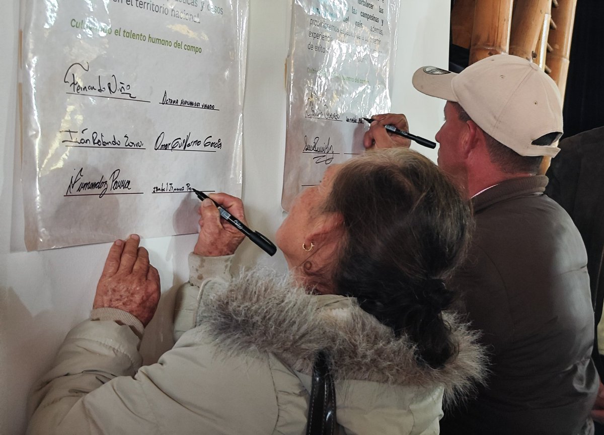 SENABoyaca's tweet photo. Con esta firma el director general #SENA @JorgeELondonoU abre un espacio de diálogo entre el gobierno y la academia para las campesinas y campesinos de Colombia para contribuir con el desarrollo de proyectos acciones e iniciativas para fortalecer las competencias de este sector. https://t.co/Mwwo29vXi5