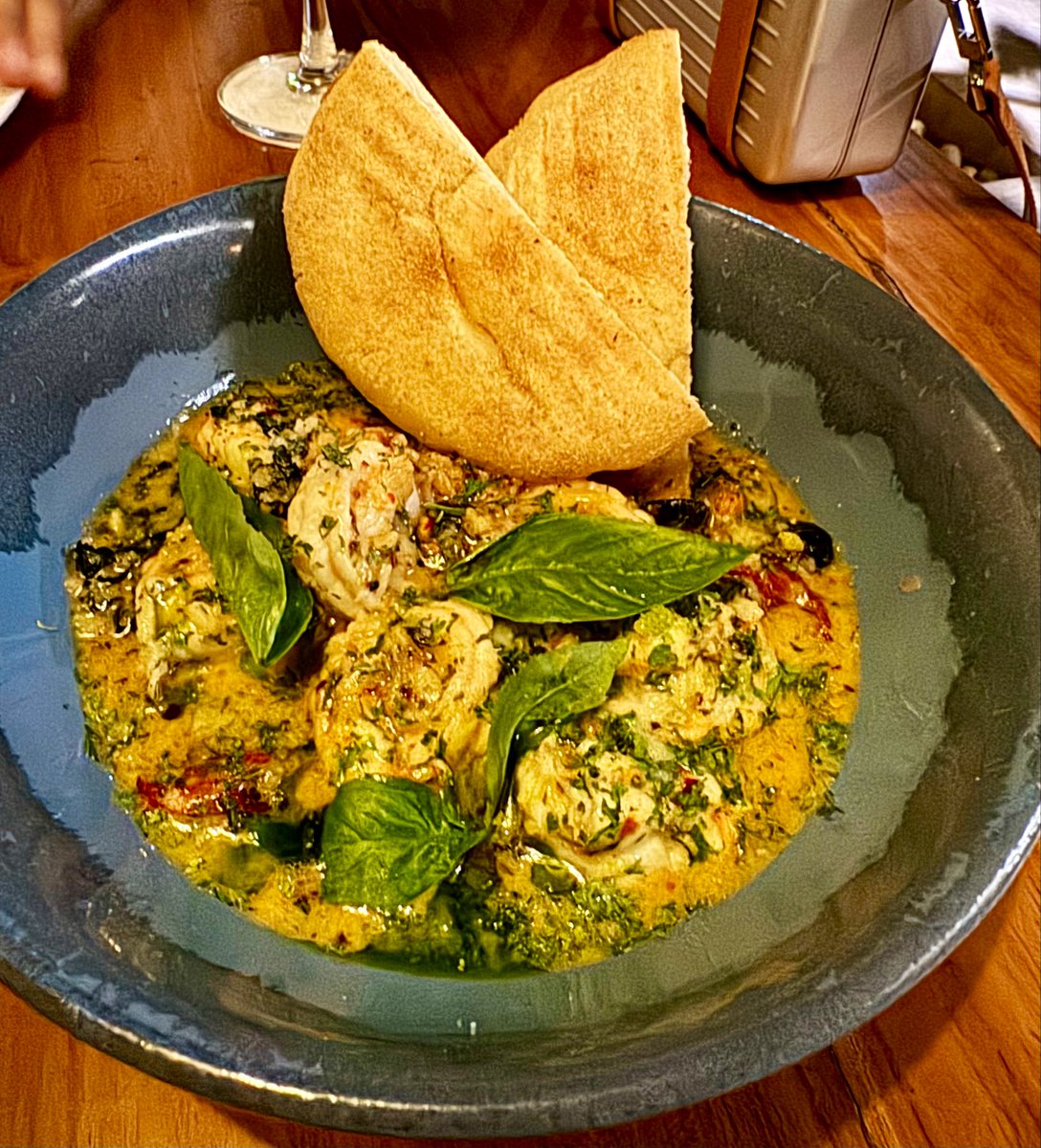 OntheRoadAJ's tweet photo. And this evening it’s an #Anjuna bar thread with fellow #foodie @chaaai
Started with #Hideaway - some excellent cocktails, delicious snacks & great ambience! (#Seance & #Everglade highly recommended🍸🍹 along with the croquettes!)
#Goa https://t.co/cHApVKUmIC