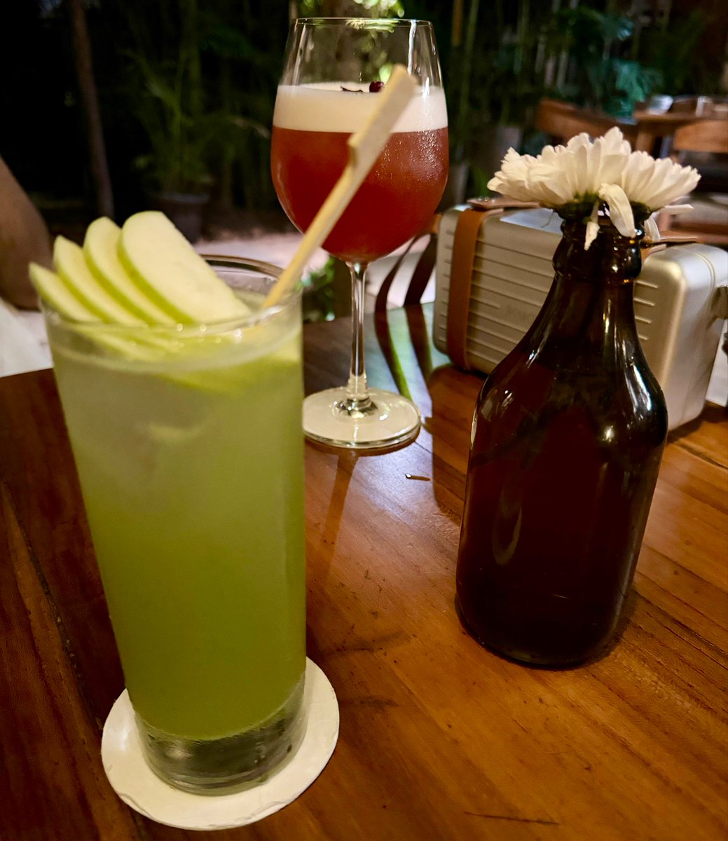OntheRoadAJ's tweet photo. And this evening it’s an #Anjuna bar thread with fellow #foodie @chaaai
Started with #Hideaway - some excellent cocktails, delicious snacks & great ambience! (#Seance & #Everglade highly recommended🍸🍹 along with the croquettes!)
#Goa https://t.co/cHApVKUmIC