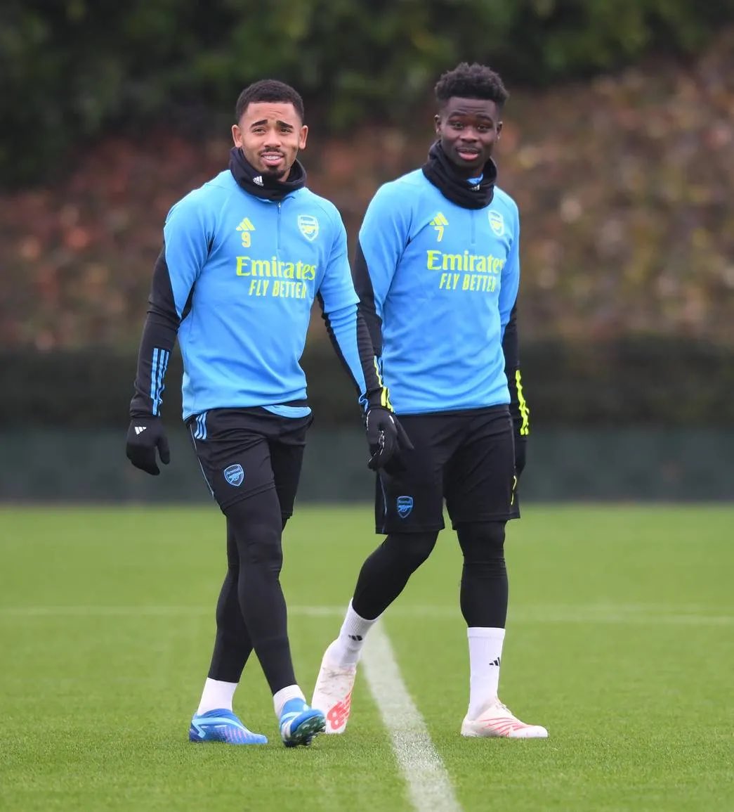 Arsenalnewschan's tweet photo. The #Arsenal boys coming out for training today 📸 🙌❤️ https://t.co/WXBeMfAXap